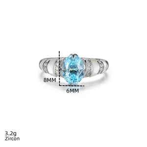 Détail d'une bague en zircon bleu clair ovale avec monture en argent et nacre élégante
