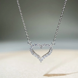 Collier Pendentif Cœur en Argent Sterling 925 Strass Étincelants Pavé Cœur Creux Chaîne de Clavicule Bijoux de Mode pour Femmes