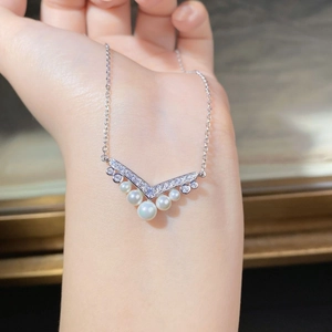 Détail du collier en argent 925 en forme de V avec cinq perles blanches et zircons