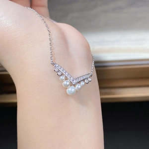 Collier en argent 925 avec pendentif V en diamants et cinq perles blanches au poignet