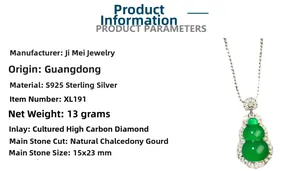 Macro d'un pendentif gourde en argent S925 avec calcédoine vert émeraude et diamants