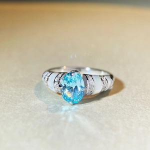 Bague en argent S925 avec une pierre bleue ovale et des incrustations de nacre