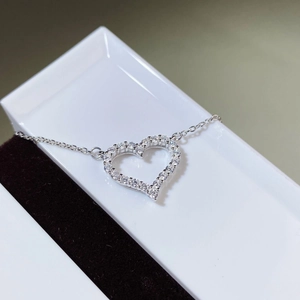 Collier pendentif cœur en argent sterling S925 avec pierres CZ sur un support élégant