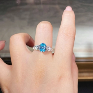 Bague en argent S925 avec une pierre bleue ovale et des détails en nacre blanche