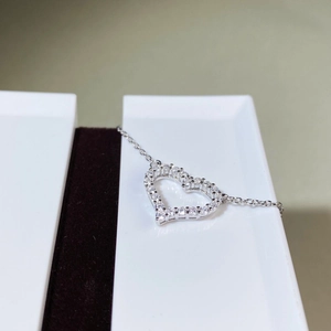 Gros plan du collier cœur en argent S925 serti de cristaux brillants sur chaîne
