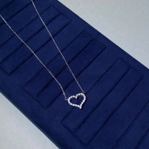 Collier cœur en argent S925 avec cristaux pavés présenté sur un plateau en velours bleu