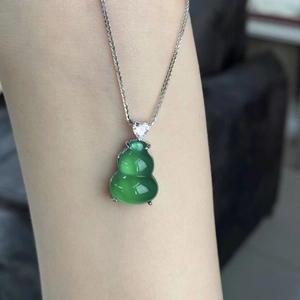 Detail of a green chalcedony gourd pendant necklace with heart-shaped zircon on an S925 silver chain