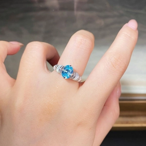 Détail d'une bague en argent S925 avec pierre bleue et nacre blanche élégante