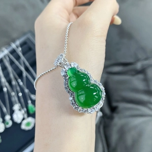 Collier en argent S925 avec pendentif gourde en calcédoine verte et zircons brillants