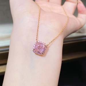 Détail du collier avec pendentif diamant rose taille radiant en or champagne 18K
