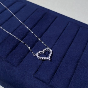 Détail macro du collier coeur en argent sterling S925 avec zircons micro-pave étincelants