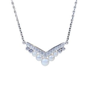 Collier en argent 925 en forme de V avec perles blanches et accents de zircons brillants