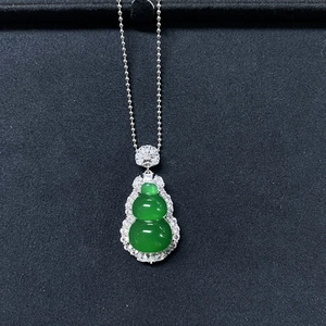 Détail macro du pendentif gourde en argent S925 avec calcédoine verte et pierres serties