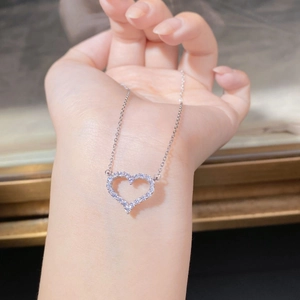 Détail d'un pendentif cœur en argent sterling S925 avec pavé de micro-incrustations
