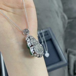 Collier en argent S925 avec pendentif en calcédoine verte et dos ciselé élégant
