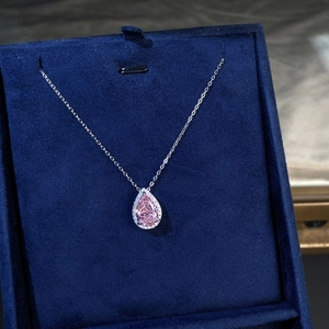 Collana con ciondolo in cristallo rosa a goccia in argento S925 in una scatola di velluto