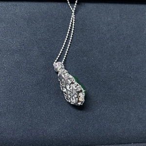 Vue détaillée du dos du pendentif en argent S925 serti de calcédoine verte sculptée