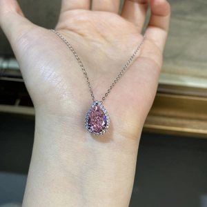 Dettaglio della collana in argento S925 con gemma rosa a goccia e pavé di diamanti