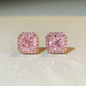 Boucles d'oreilles clous en pierres roses taille coussin avec entourage en or rose
