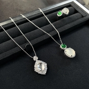 Détail d'un ensemble bijoux en argent S925 avec agate vert émeraude et calcédoine blanche