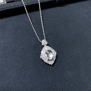 Détail d'un pendentif ovale en pierre de lune avec serti de zircons sur chaîne argentée
