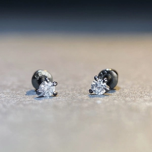 S925 sterling silver black dragon claw stud earrings with round bright-cut stones