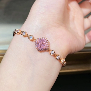 Vue rapprochée d'un bracelet en cristal rose taille radiant avec sertissage halo