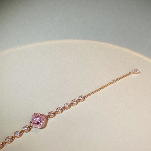 Détail du bracelet en or rose avec une pierre rose taille coussin et pavé de diamants