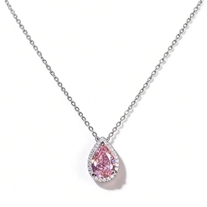 Elegante collana in argento S925 con gemma rosa a goccia e alone di diamanti su sfondo bianco