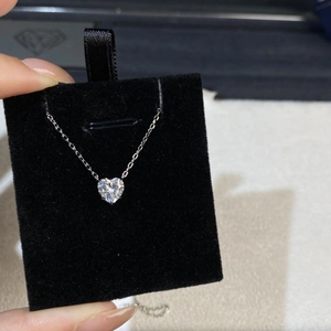 Collier en argent sterling S925 avec pendentif moissanite vert menthe taille cœur