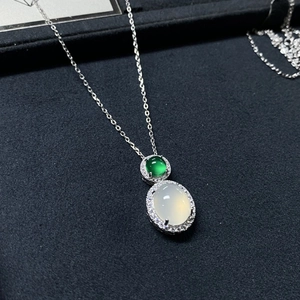 Détail macro du collier en argent S925 avec émeraude verte et pendentif en calcédoine