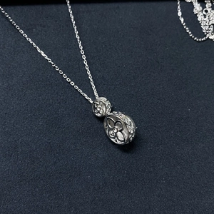 Élégant collier en argent sterling S925 avec double pendentif floral sur fond noir