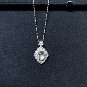 Gros plan d'un collier en argent S925 avec un pendentif ovale en agate calcédoine