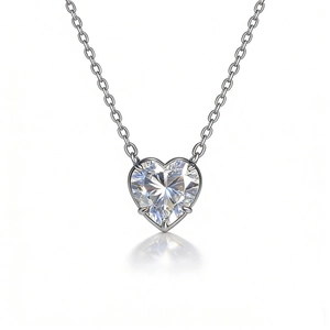 Collier classique en argent S925 avec pendentif moissanite en forme de cœur sur fond blanc