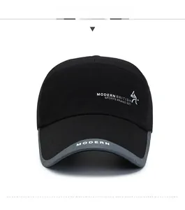 Dettaglio di un cappello sportivo nero con ricamo argento e bordo della visiera grigio