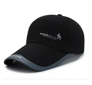 Dettaglio del cappellino in cotone nero con bordo grigio e logo sportivo moderno
