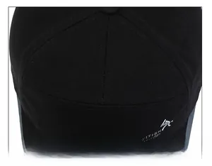 Dettaglio del cappellino da baseball in cotone nero con cuciture e ricamo British bianco