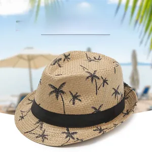 Détail d'un chapeau de paille avec motifs de palmiers noirs et ruban décoratif élégant