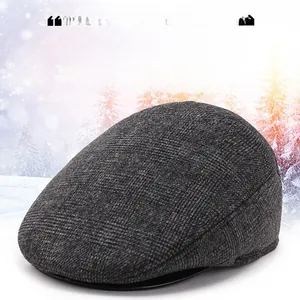 Dettaglio cappello piatto invernale in spesso tessuto di lana grigia e fodera calda