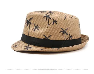 Vue latérale du chapeau de paille avec motifs de palmiers noirs et ruban gros-grain