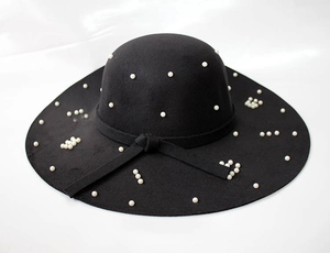 Chapeau élégant en laine noire à bord large pour femme avec perles blanches et ruban chic