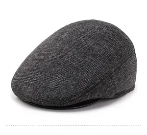 Dettaglio del tessuto in tweed grigio spigato per cappello invernale con cuciture pregiate