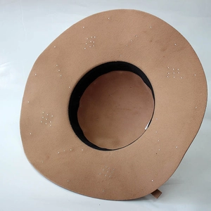 Vue détaillée du dessous montrant le bandeau et le motif strass sur le chapeau en feutre