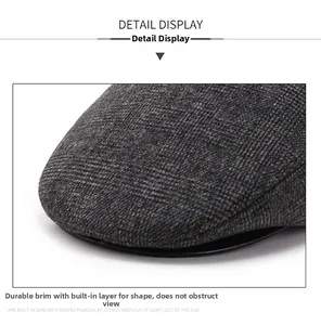 Dettaglio della tesa del cappuccio in tweed grigio scuro con cuciture e trama del tessuto