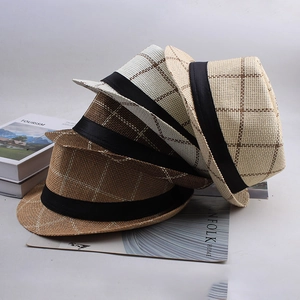 Détail de chapeaux fedora en paille à carreaux de plusieurs couleurs avec ruban noir