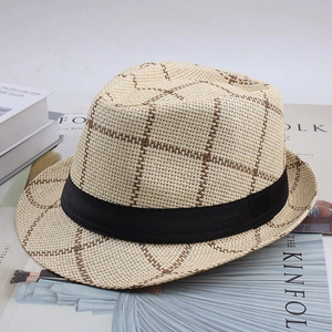 Détail chapeau de paille beige à carreaux marron sur fond de magazine Kinfolk moderne