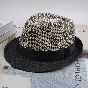 Détail du chapeau de paille Panama avec ruban noir et motif de tissage en flocons