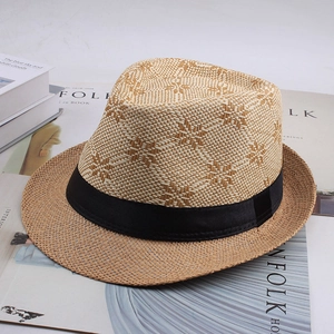 Détail d'un chapeau de paille à texture étoilée et ruban noir sur un magazine Kinfolk