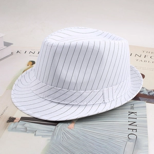 Détail d'un chapeau fedora blanc à rayures noires avec une texture en tissu