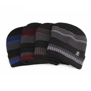 Détail de quatre bonnets d'hiver pour hommes avec doublure polaire et étiquettes sports